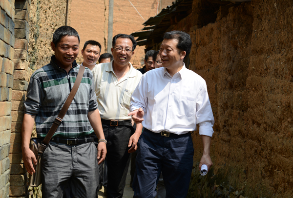 　　2014年4月18日，时任政和县县委书记的廖俊波（前右）在铁山镇东涧村调研农村党建工作。徐庭盛 图