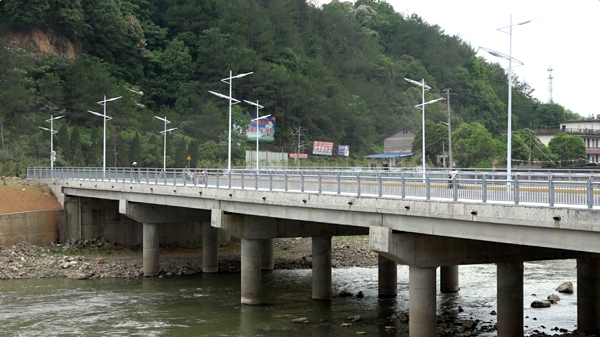 廖俊波当政期间在政和县城区修建的桥梁。澎湃新闻记者 王国庆 韦毅 图