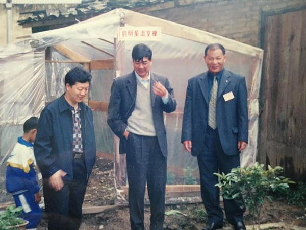 　　廖俊波在拿口镇参观小学生栽培实践实验园。