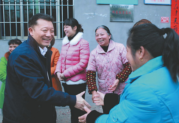 2015年2月20日正月初二，廖俊波（左一）在政和县松源村慰问群众。 李左青 图